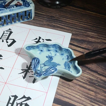 Изискана антични керамични ръчно рисувани синьо-бяла четка, смоченная във водата, декорация на съдове за готвене