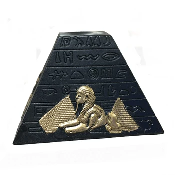 Основни украса кълбо с орнаменти на основата на пирамидата от смола показва индивидуалност и благороден темперамент